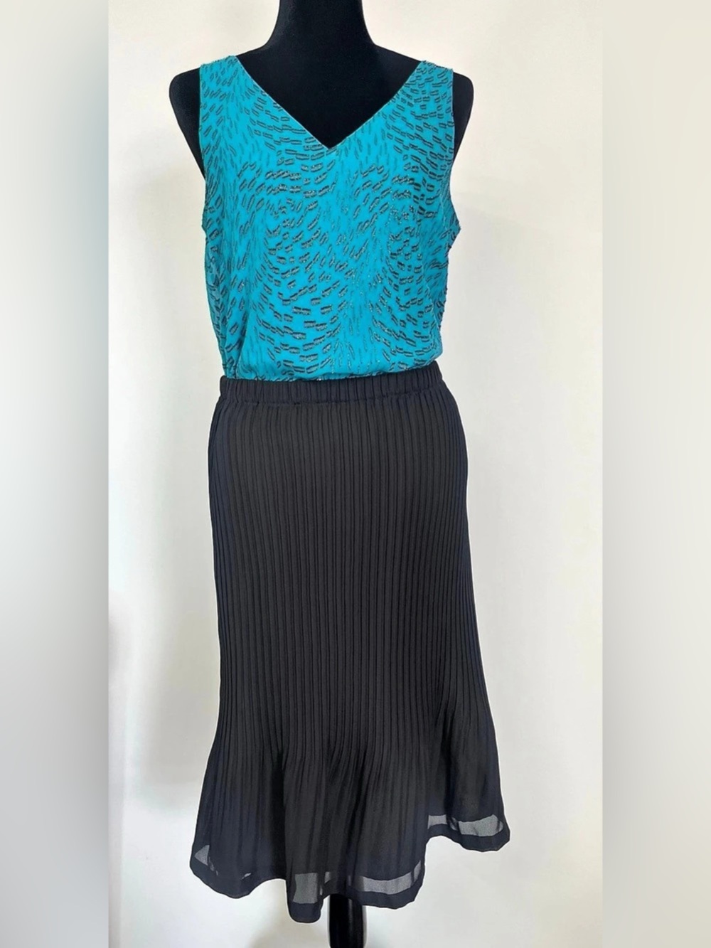 Allison Taylor Pleated Midi Skirt in Black Size Medium
